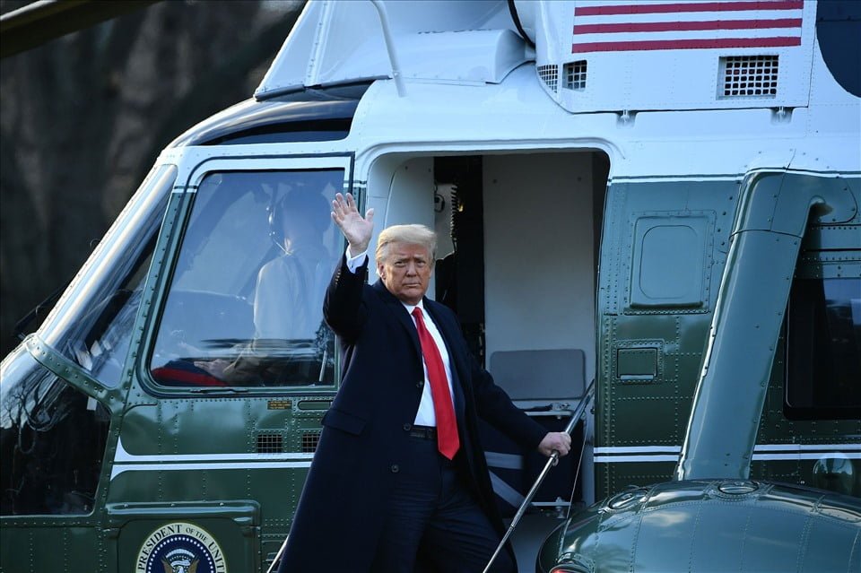 Tổng thống Donald Trump chính thức lên phi cơ rời Nhà Trắng