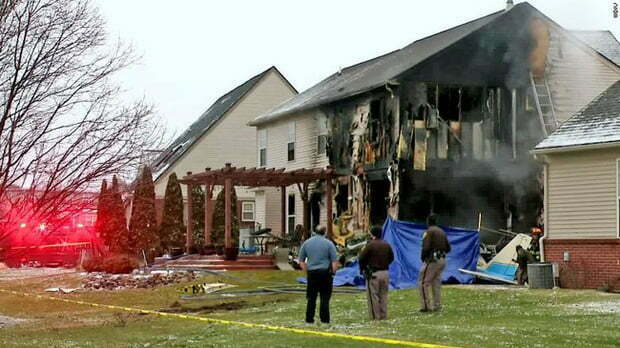 Plane crashed into people's homes in the US, killing 3 people 