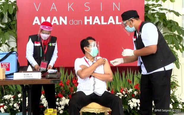 Indonesian President Joko Widodo injects Covid-19 vaccine made by Sinovac of China