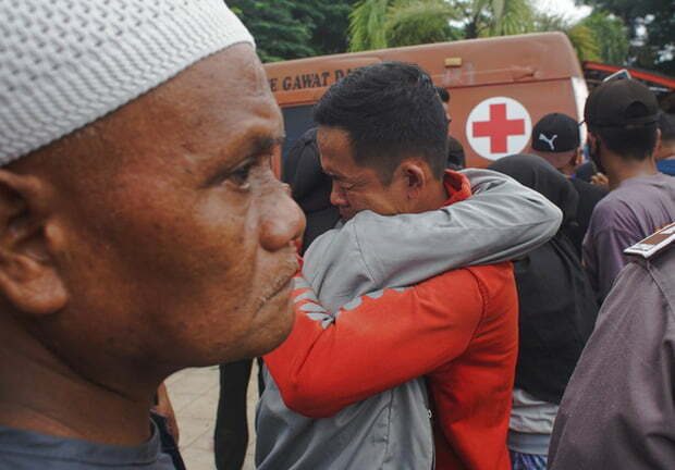 Rescuers jump into action after midnight earthquake in Indonesia