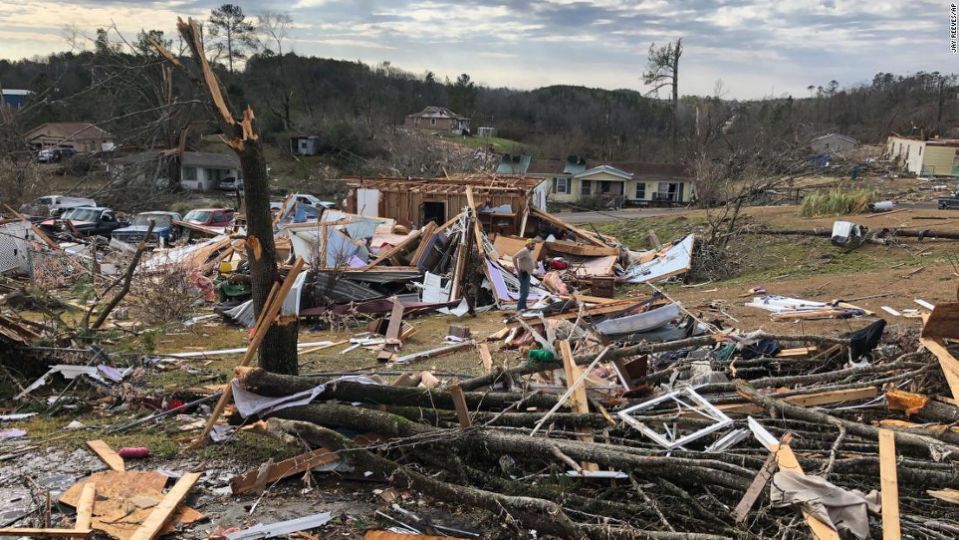 At least 3 dead after large tornadoes cause damage across Alabama (USA)