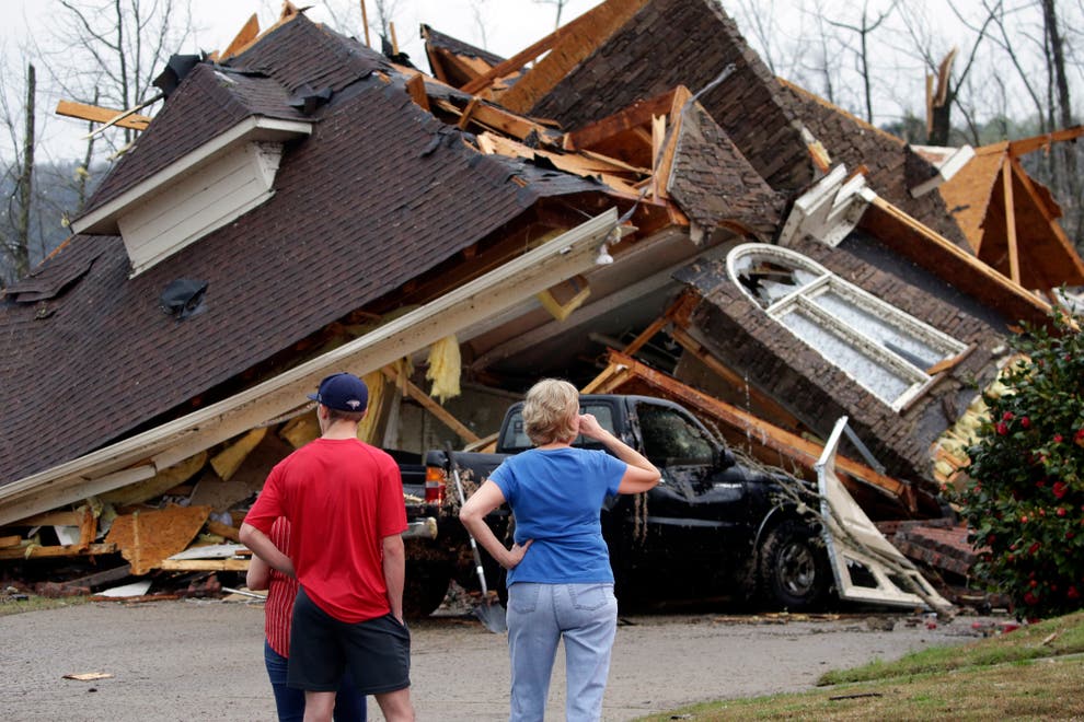 At least 3 dead after large tornadoes cause damage across Alabama (USA)