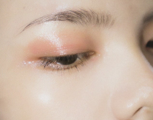 Avoid using dark eyeshadows - Photo by Linh Ha
