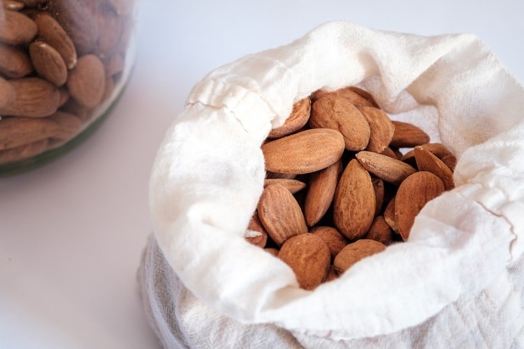 almonds help pre-diabetes regulate sugar and blood pressure – Photo by Nacho Fernández