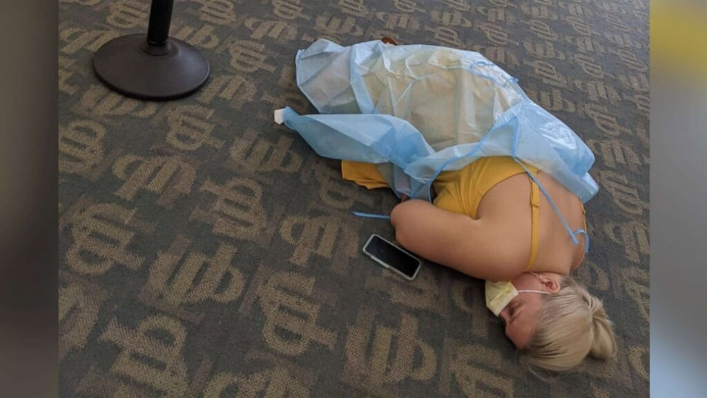 COVID sufferer photographed on the floor of a Florida antibody treatment facility expresses fear of 'running out of air.'