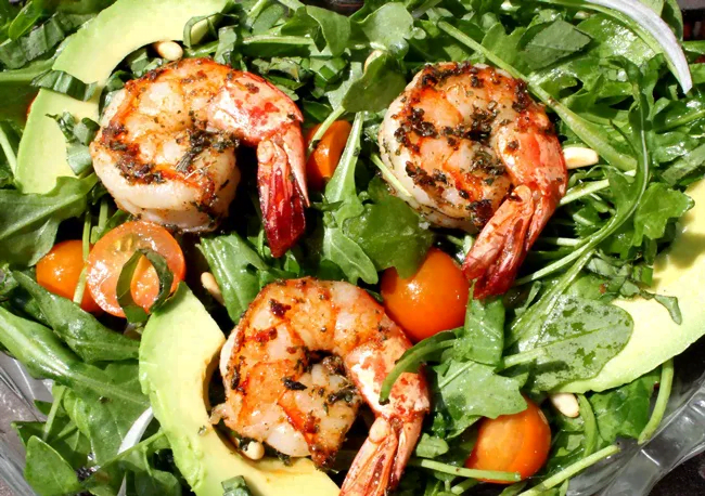 Recipe for Shrimp Salad with Avocado and Arugula - Yasmin Fahr