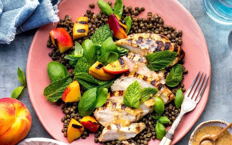 Salad with grilled chicken, lentils, and peaches - Photo by Alice Gunas