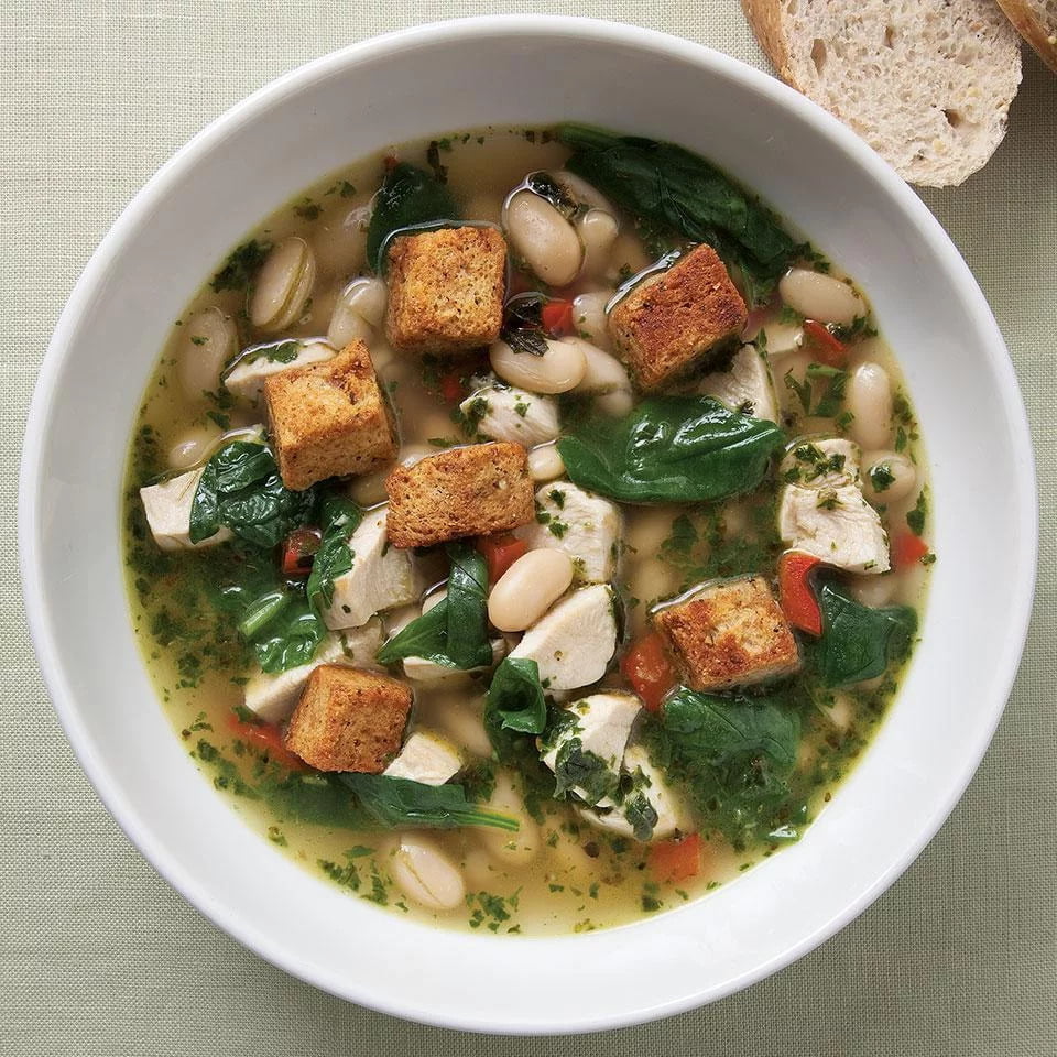 Soup with chicken and spinach and fresh pesto - Photo from Eatingwell