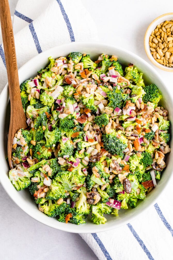 Salad de Broccoli Traditionnelle - Photo by Brittany Mullins