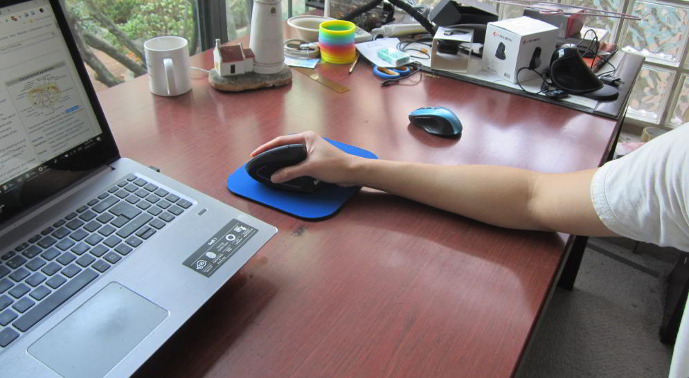 how to hold vertical mouse