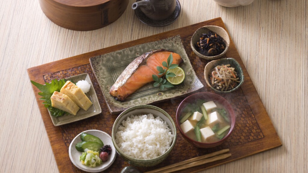 traditional japanese breakfast 172597344 5b0630a08e1b6e0036cc914e scaled