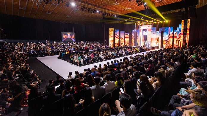 1. San khau Aquafina Vietnam International Fashion Week Xuan He 2022