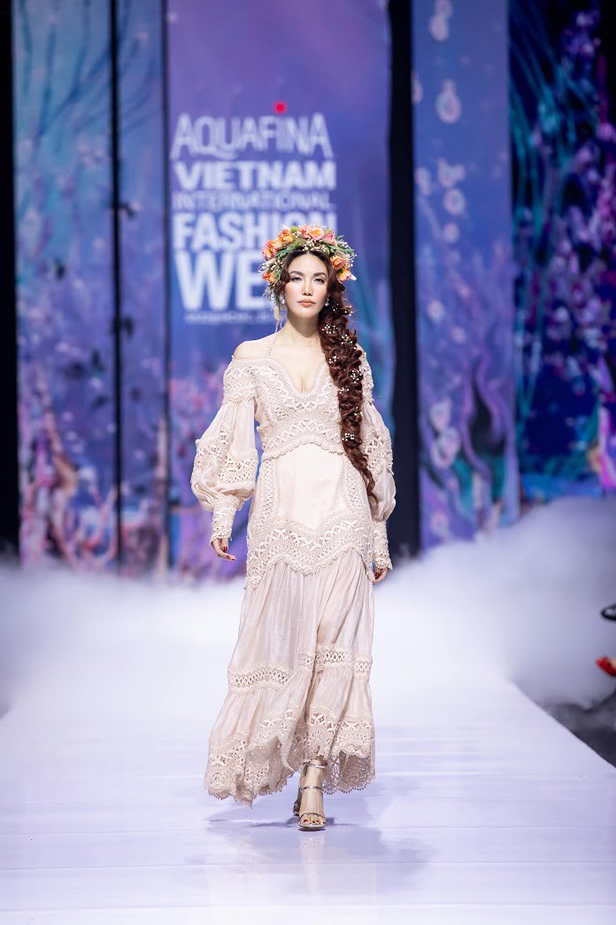 1. Sieu mau Lan Khue kieu sa tai Aquafina Vietnam International Fashion Week SS 2022