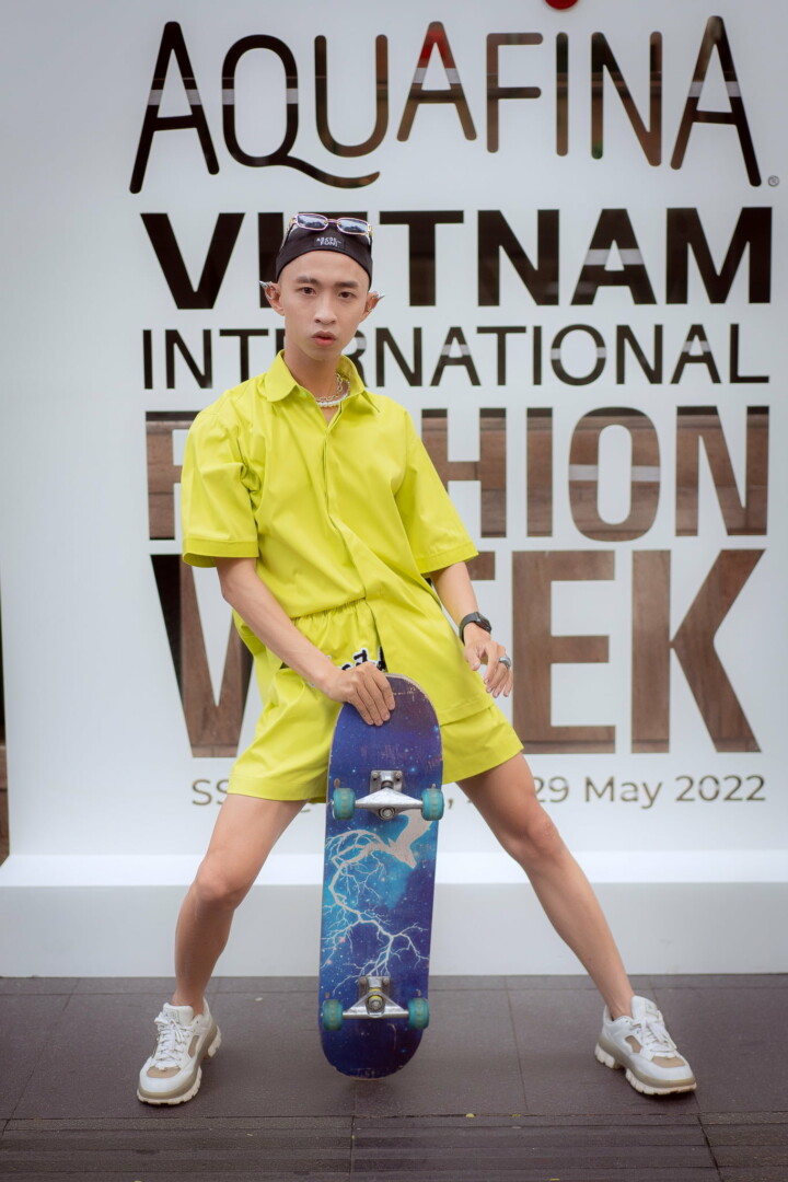 6.Luon biet cach tao nen su noi bat cho rieng minh den voi The Best Street Style cac ban tre chon cho minh cac tone mau sac so nhu hong ne on xanh chuoi...