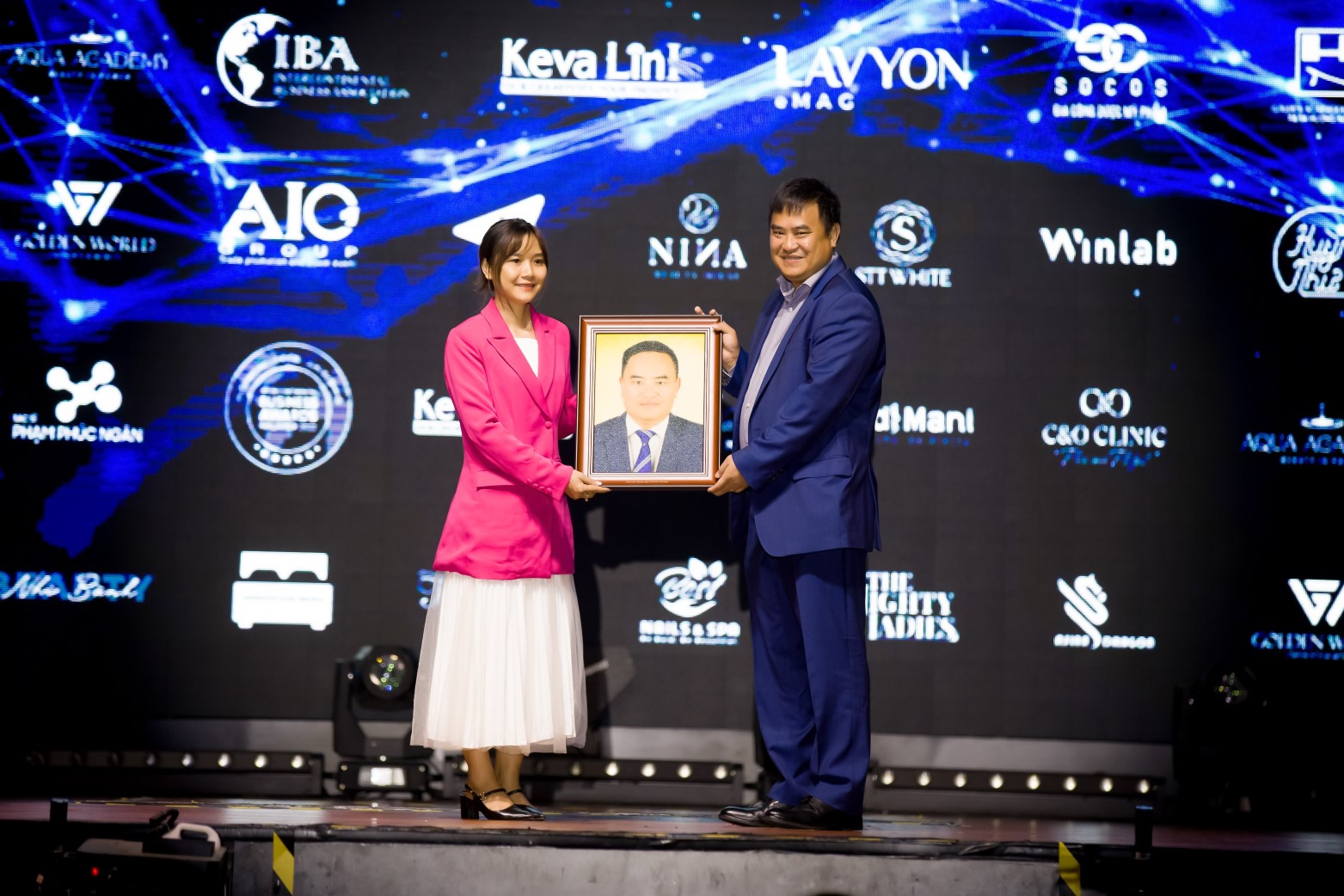 Ba Pham Thi Le CEO cong ty Kevalink BTC IBA 2022 tang tranh gao cho Tham tan Le Phu Cuong