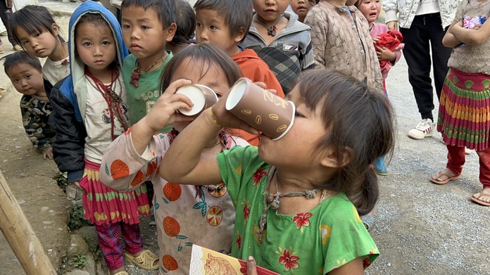 Trẻ em Hà Giang uống trà sữa Thùy Tiên nấu