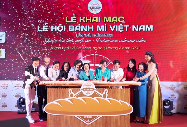 Hoa hau HHen Nie Le Hoi Banh Mi331