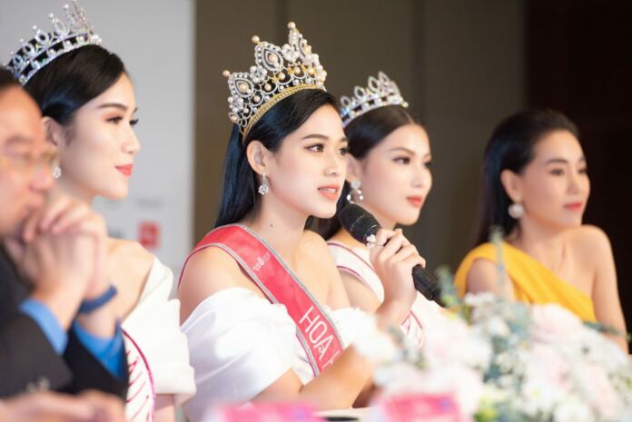 Hoa hậu Đỗ Thị Hà trả lời phỏng vấn sau đăng quang