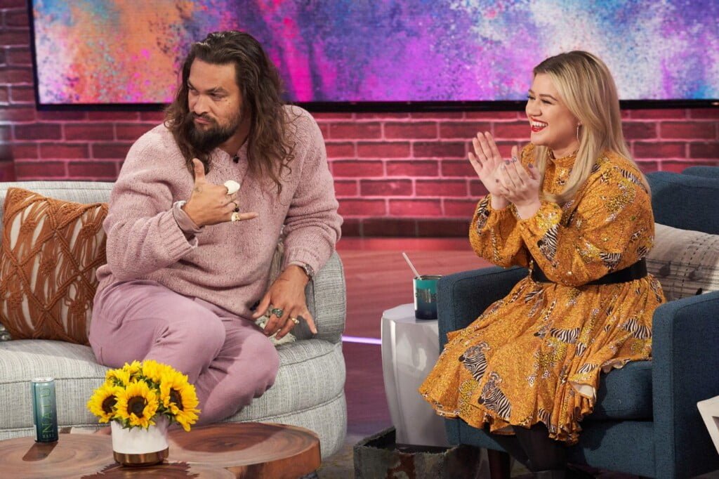 Aquaman Jason Momoa Continues His Love Affair With The Color Pink Lavyon 3199