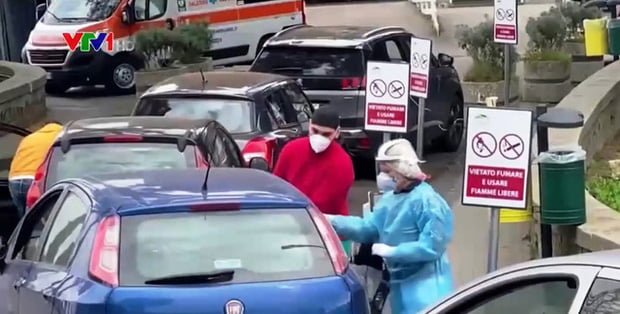 Overloaded treatment rooms, Italy has to treat patients in cars