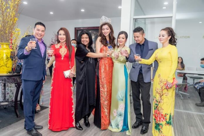 Hoa hậu doanh nhân Ninh Nguyễn đẹp dịu dàng trong thiết kế của NTK Jacky Tài
