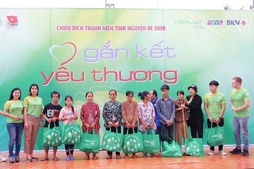 Trẻ em nghèo đón Tết nghĩa tình cùng Gạo Hoa Lúa trong chương trình 
