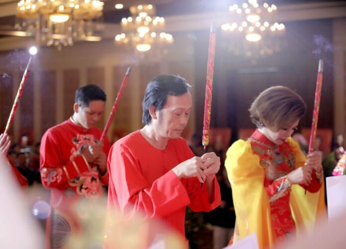 Nghệ sĩ Hoài Linh dâng hương trong ngày Giỗ tổ ngành phun xăm thẩm mỹ
