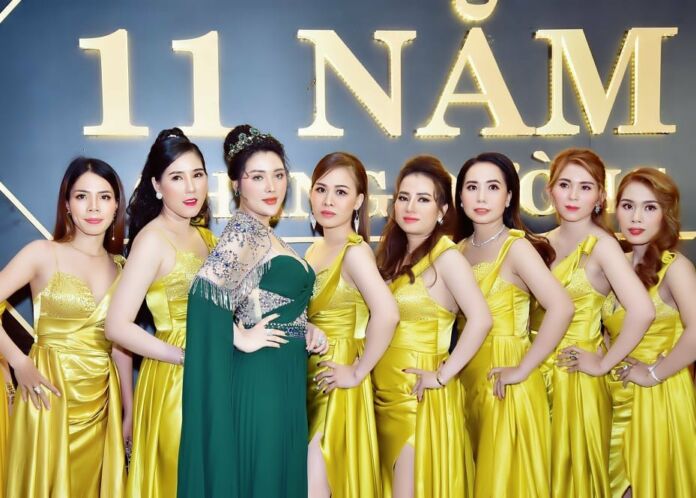 Nhà phân phối Nguyễn Thị Hoài Thu rạng rỡ trong ngày kỷ niệm 