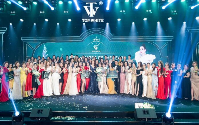 CEO Cao Thi Thuy Dung held the Top White 2021 awards ceremony honoring excellent distributors