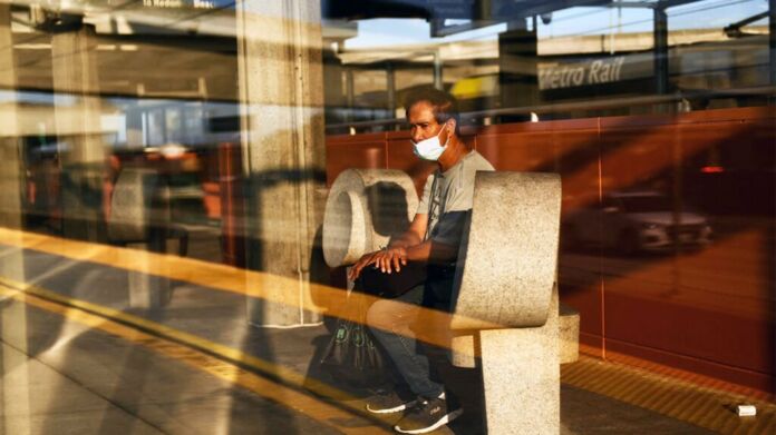 COVID-19: Fewer fatalities in states with stricter regulations in the United States - Photo by PATRICK T. FALLON/AFP via Getty Images