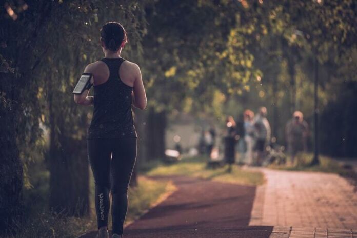 How to dress for walking and running warm weather - Photo by Jozsef Hocza