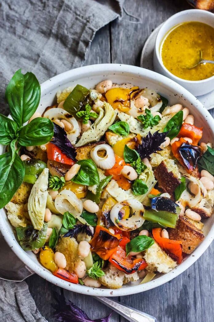 Salad with grilled Tuscan bread - Photo by Sylvia