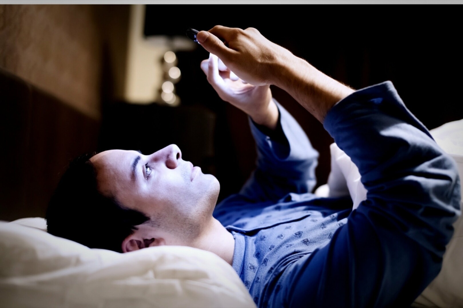 20150421175241 iphone phone bed night blue light tech sleep