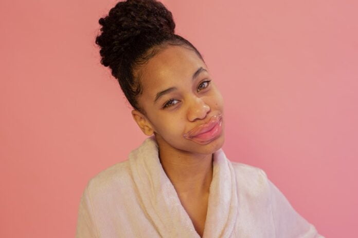 How to Use A Lip Mask