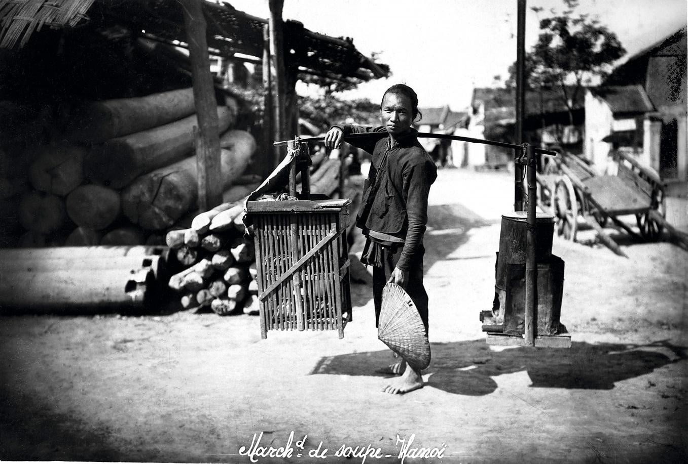 Nguoi ban pho dao tren duong pho