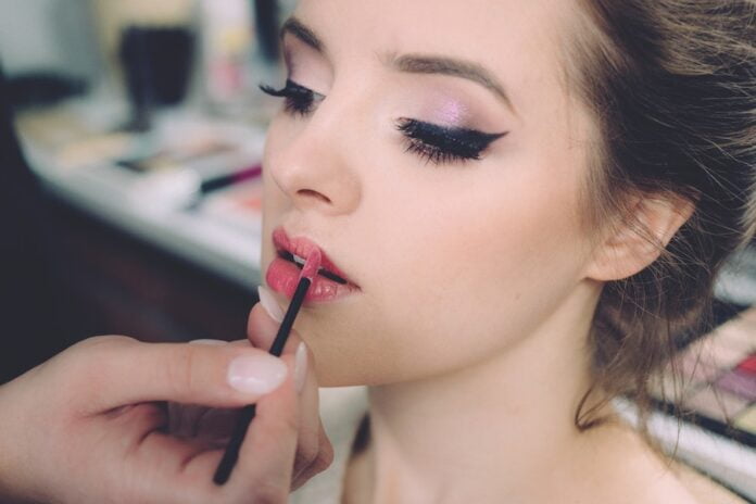 How to get the perfect cat eye with mascara
