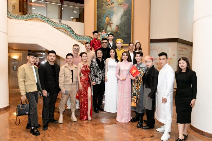 Đoàn cổ vũ Việt Nam