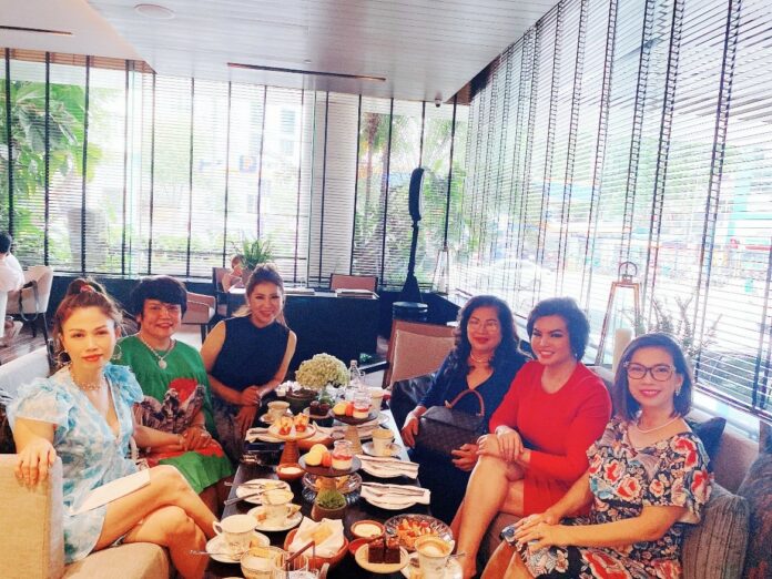 Nằm trong chuỗi hoạt động của “Những đóa hồng lung linh” mùa 2, Bellezza Entertainment đã tổ chức một buổi trà chiều đầy thi vị cho các nữ doanh nhân tham gia chương trình.