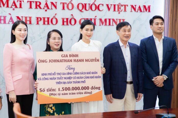 Tại buổi tiếp nhận kinh phí ủng hộ gia đình chính sách khó khăn và công nhân thất nghiệp có hoàn cảnh khó khăn trên địa bàn thành phố, gia đình ông Johnathan Hạnh Nguyễn trao tặng 1,5 tỷ đồng tiền mặt cho Quỹ Vì người nghèo TP.HCM.