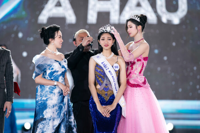 Á hậu 2 Huỳnh Minh Kiên xúc động khi nhận danh hiệu