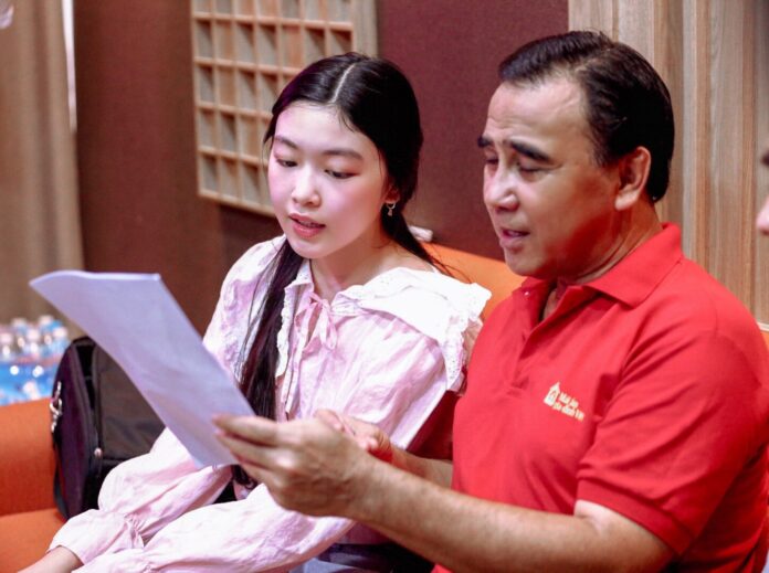 Quyền Linh cùng con gái Lọ Lem tập hát