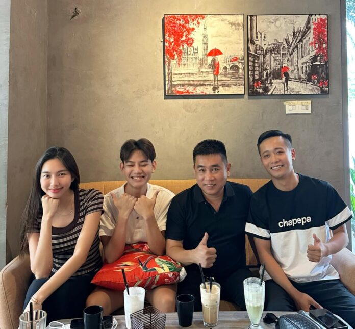 Thùy Tiên và nhóm Quang Linh trong quán cà phê