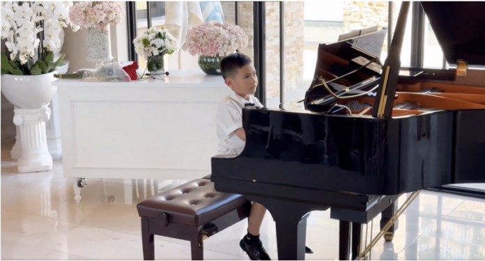 Bé Thiên Từ - con trai Đan Trường chơi đàn piano
