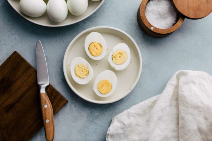 Trứng nên được bổ sung vào khẩu phần ăn cho người có tóc yếu