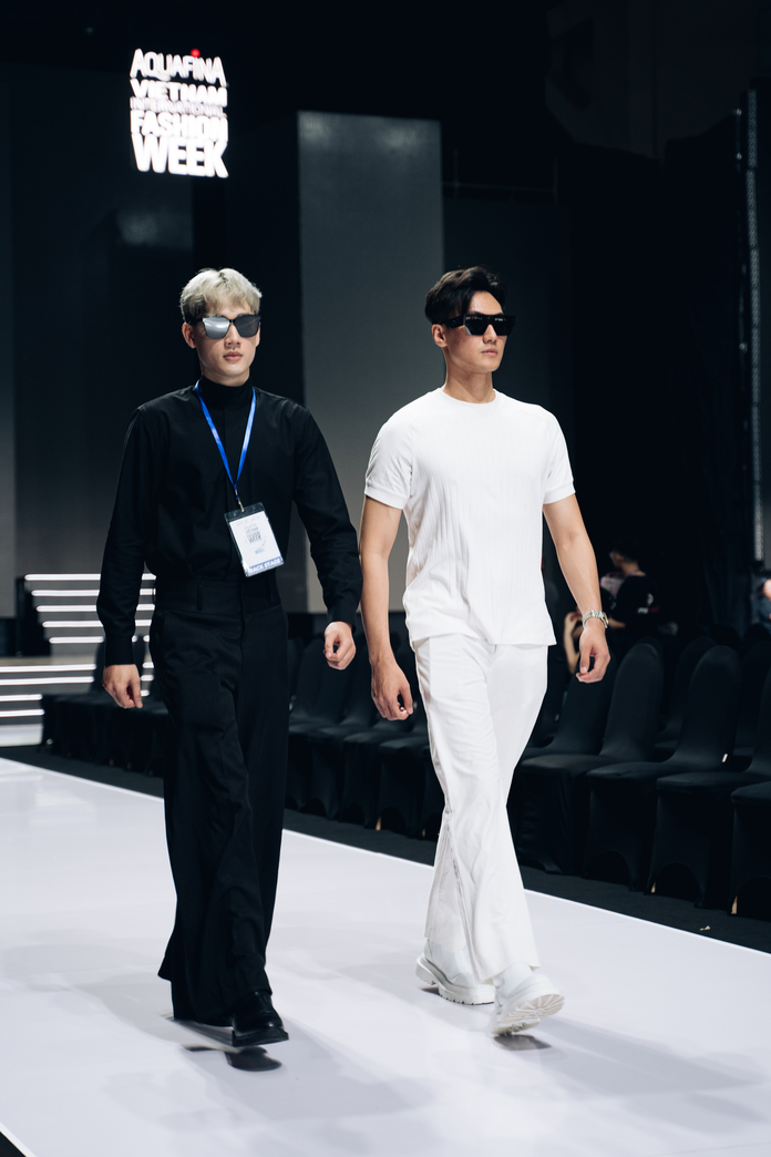 2. Quan quan TFVN 2018 Mac Trung Kien cung A quan TFVN 2023 Vo Minh Toai the hien phong thai cuc cuon hut trong buoi tong duyet Aquafina Vietnam International Fashion Week FW 2023