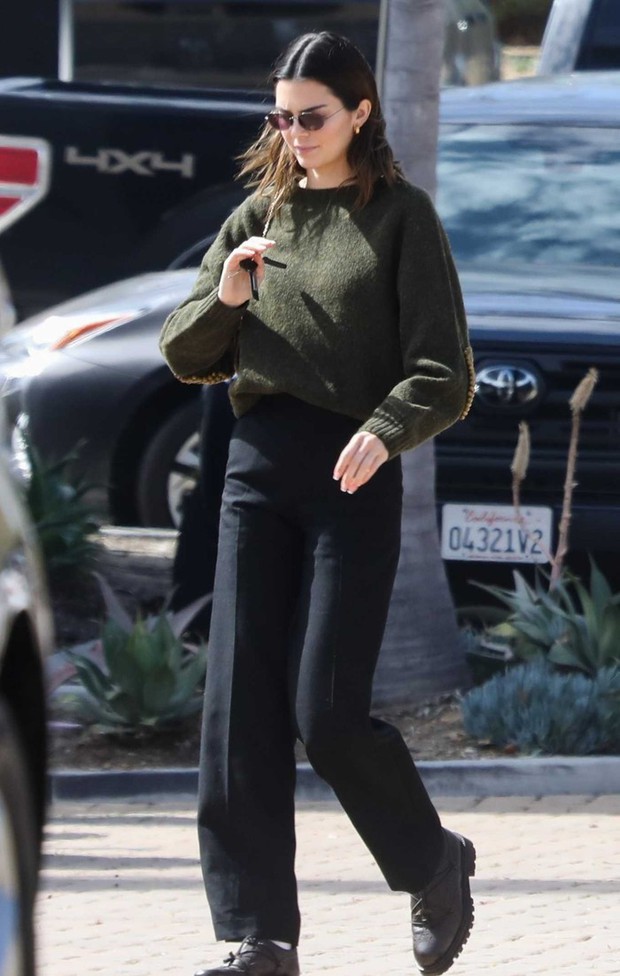 Kendall jenner black on sale sweater