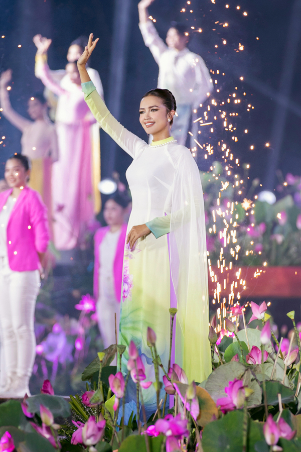 Ban sao cua 002 AO DAI TRUNG DINH foto KIENGCAN