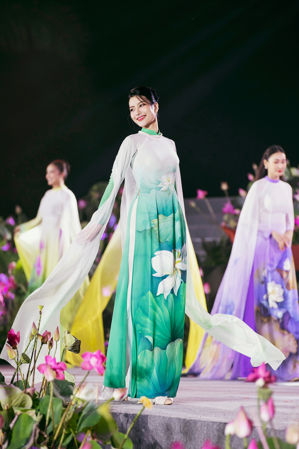 Ban sao cua 013 AO DAI TRUNG DINH foto KIENGCAN