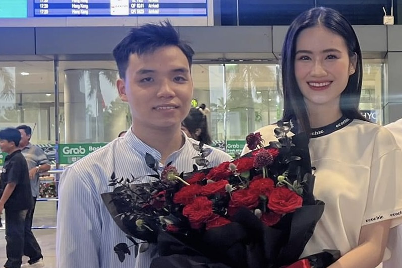 hoa hau y nhi ve nuoc ban trai va gia dinh ra tan san bay don 3965