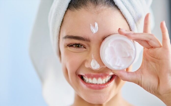 6 unexpected benefits of using moisturizer daily
